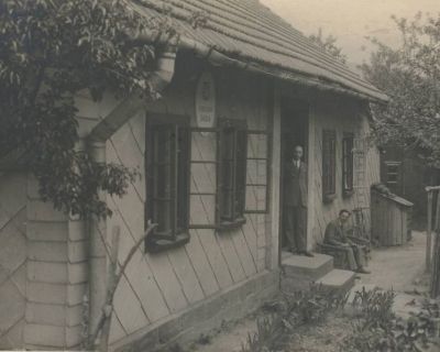 Obecná škola Řeka 1925 v dverách učiteľ  Adolf Šudoma - Zdroj Digitální archív Zemského archívu v Op