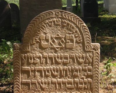 Rachel dcéra Michaela, 577 =  20.9.1800 až 9.9.1801, 
rok ako chronogram רודפי צדקה וחסד (Príslovia