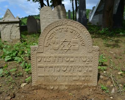 Rachel dcéra Michaela, 577 =  20.9.1800 až 9.9.1801, 
rok ako chronogram רודפי צדקה וחסד (Príslovia