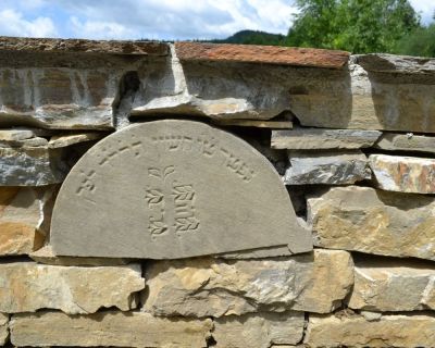 Tausinger Salamon,  nar. 1834, zomr. 1873 6.11. v Klubine / 15. chešvan 5634 = 5.11.1873  / podľa ma