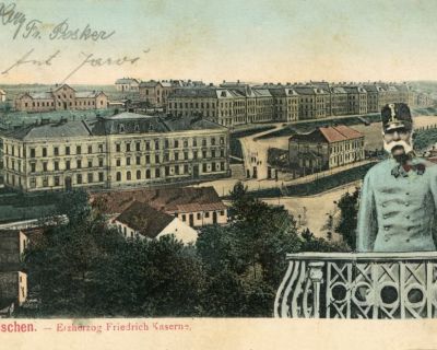 Arcivévoda Friedrich Habsburg, poskytl pozemek na stavbu frýdecké synagogy. Na záběru před kasárnami