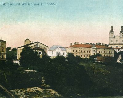 Pohled na frýdeckou synagógu a židovskou školu od Štěpnického údolí. Kolem roku 1907. Sbírka manželů
