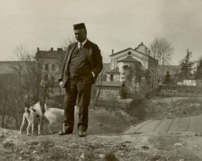 Frýdecká synagóga od Štepnického údolí, v popředí německý hoteliér Hupper Chamrad z Frýdku. Rok 1932