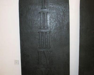Desky Desatera ze štítu frýdecké synagógy – litina, výška 240 cm. Osazeny v roce 1896 při přestavbě 