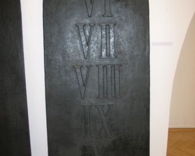 Desky Desatera ze štítu frýdecké synagógy – litina, výška 240 cm. Osazeny v roce 1896 při přestavbě 