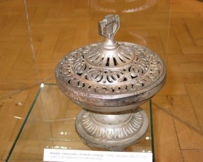 Rituální vykuřovadlo z frýdecké synagógy – litina, pokoveno, šířka 17,3 cm, výška 22 cm. Soukromá sb