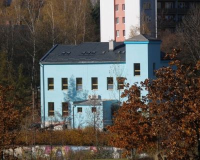Bývalá židovská škola a „Gemeinde Haus“ na Revoluční ulici ve Frýdku. Dnešním majitelem je fa. Chiro