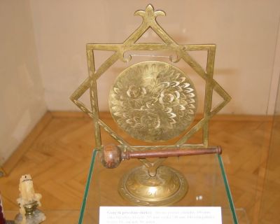 Gong (k přivolání služky) z židovské rodiny.Mosaz, průměr základny 100 mm, šířka Davidovy hvězdy 205