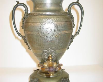 Nádoba na víno – mosazná slitina, konec 19. století, šířka 24 cm, výška 43 cm. Soukromá sbírka.