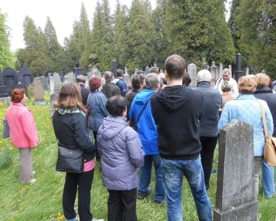 Komentovaná prohlídka frýdeckého židovského hřbitova, 7. 5. 2017. Foto Jiřina Polášková.