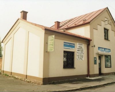 Bývalá obřadní síň a náhrobky na židovském hřbitově v Jablunkově, 2001. Foto Jaromír Polášek