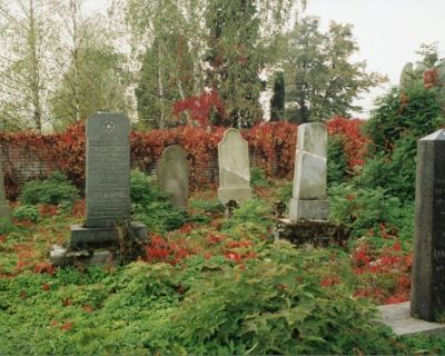 Bývalá obřadní síň a náhrobky na židovském hřbitově v Jablunkově, 2001. Foto Jaromír Polášek