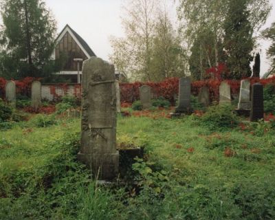 Bývalá obřadní síň a náhrobky na židovském hřbitově v Jablunkově, 2001. Foto Jaromír Polášek